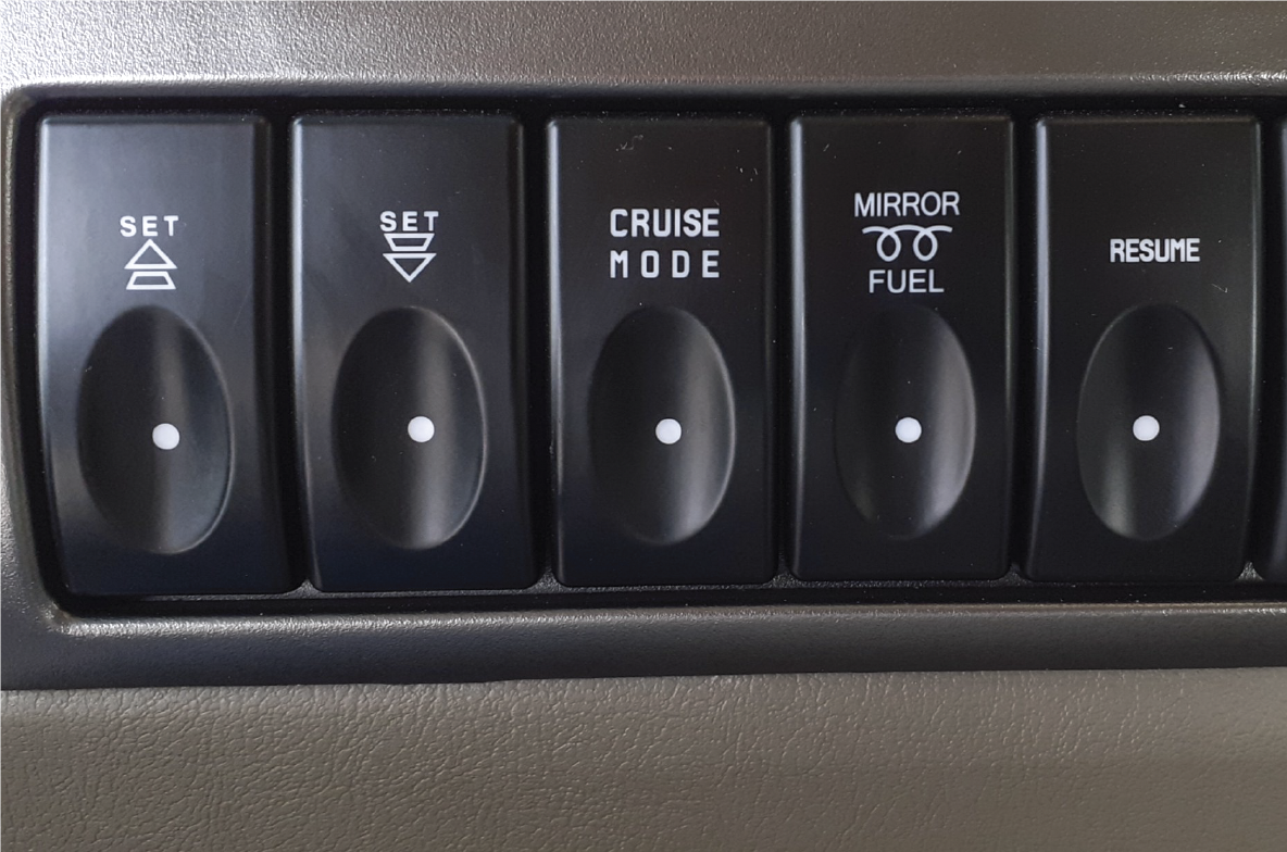 Trang bị nút Crusie Control hỗ trợ tài xế điều khiển ga tự động sử dụng trên đường trường và cao tốc